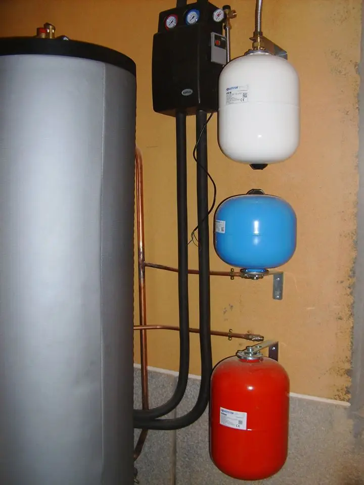 Acumulador con vasos de expansión y bomba