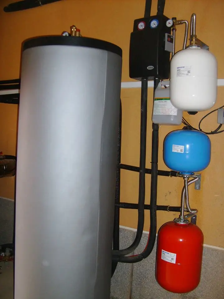Acumulador con vasos de expansión y grupo de bombeo