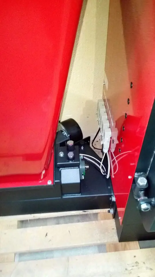 Conexiones eléctricas del alimentador de una caldera Tatano