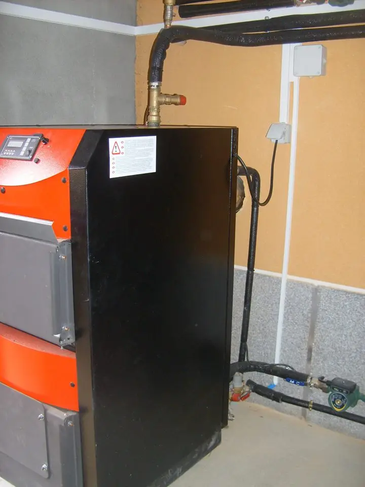 Caldera de biomasa instalada junto al acumulador