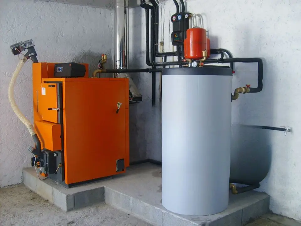 Caldera de pellets con acumulador y alimentación automática