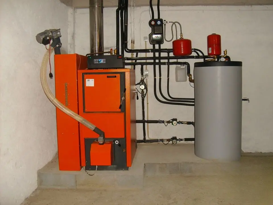 Caldera de pellets con alimentador y acumulador