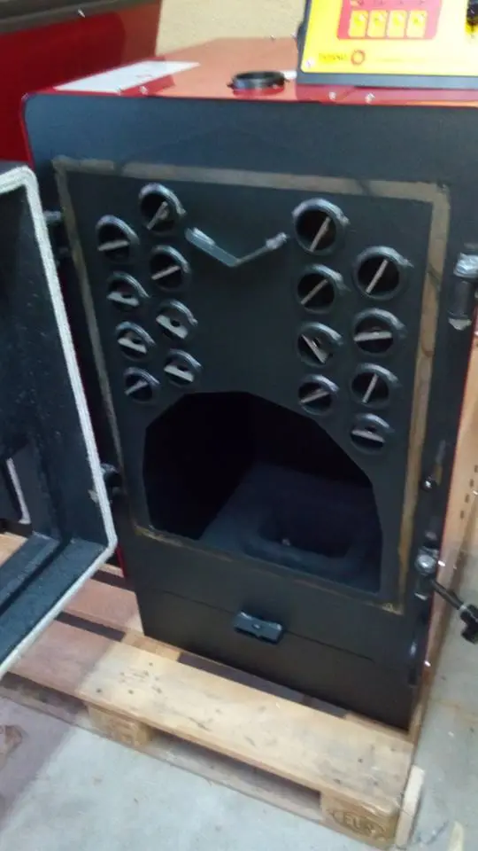 Caldera Tatano con la puerta de carga abierta