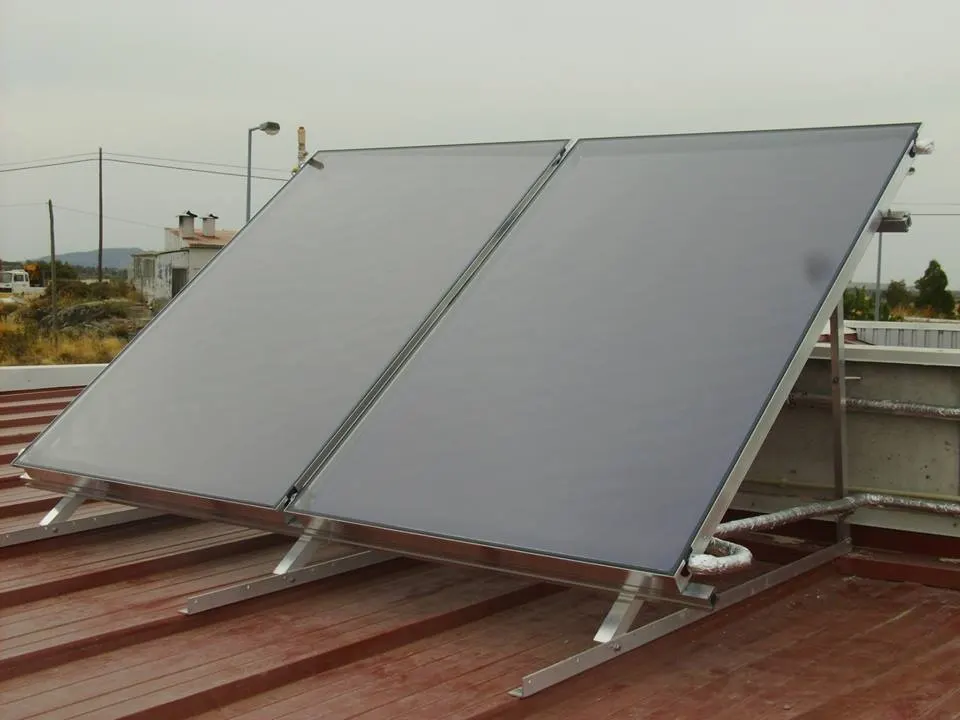 Paneles solares térmicos instalados en el tejado