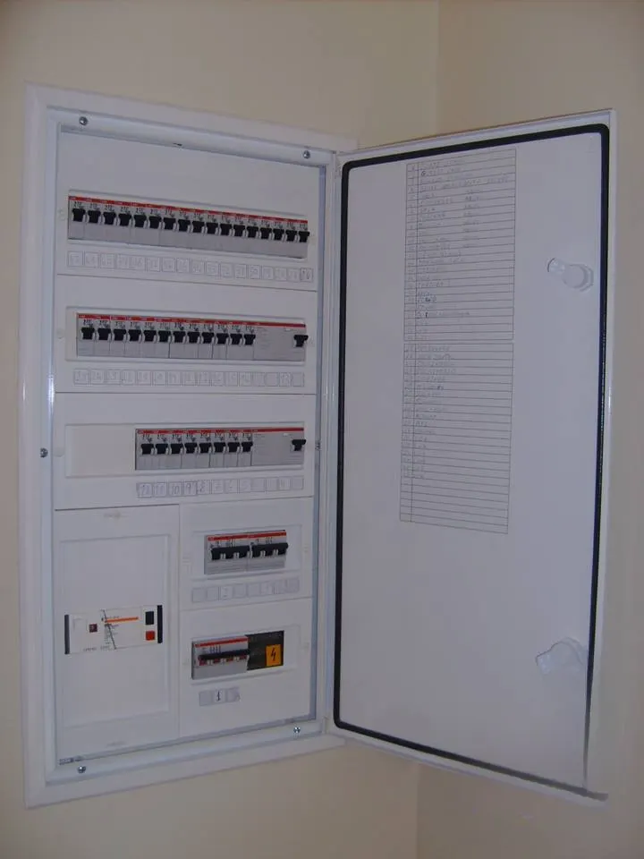 Quadro elétrico de habitação montado e identificado