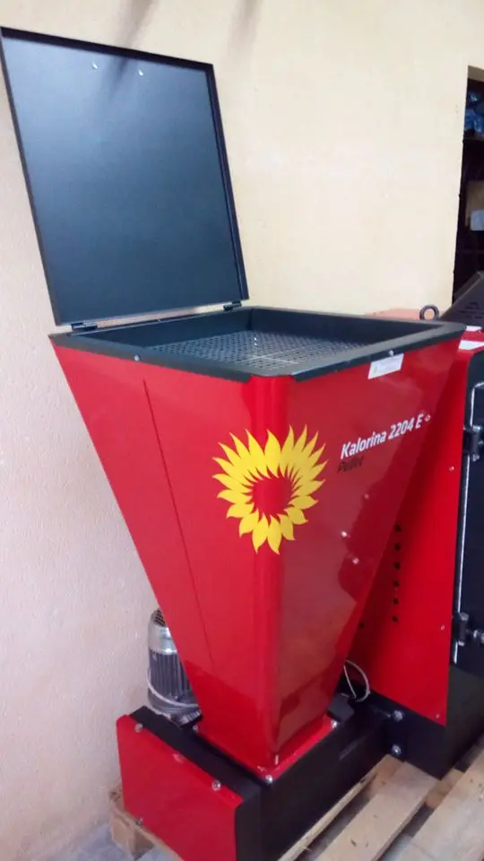 Caldera Tatano Kalorina con la tapa de la tolva abierta