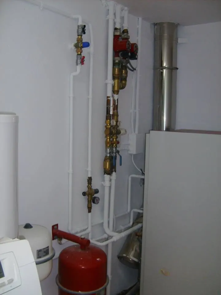 Tubería y válvulas de una instalación de calefacción